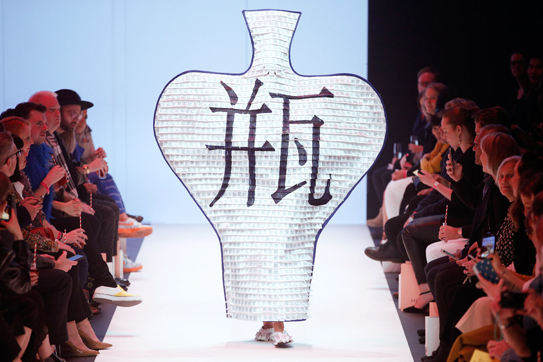 Модель во время показа Недели моды в Мельбурне