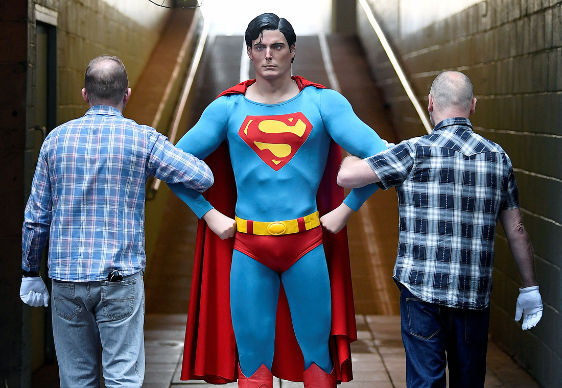 Костюм Супермена, в котором снимался американский актер Кристофер Рив в фильмах "Супермен" (1978) и "Супермен II" (1980), на выставке топ-лотов аукциона костюмов и реквизитов известных фильмов Prop Store в лондонском кинотеатре BFI IMAX. Аукцион пройдет 20 сентября, будет продано 600 предметов на сумму около 3,5 млн фунтов.