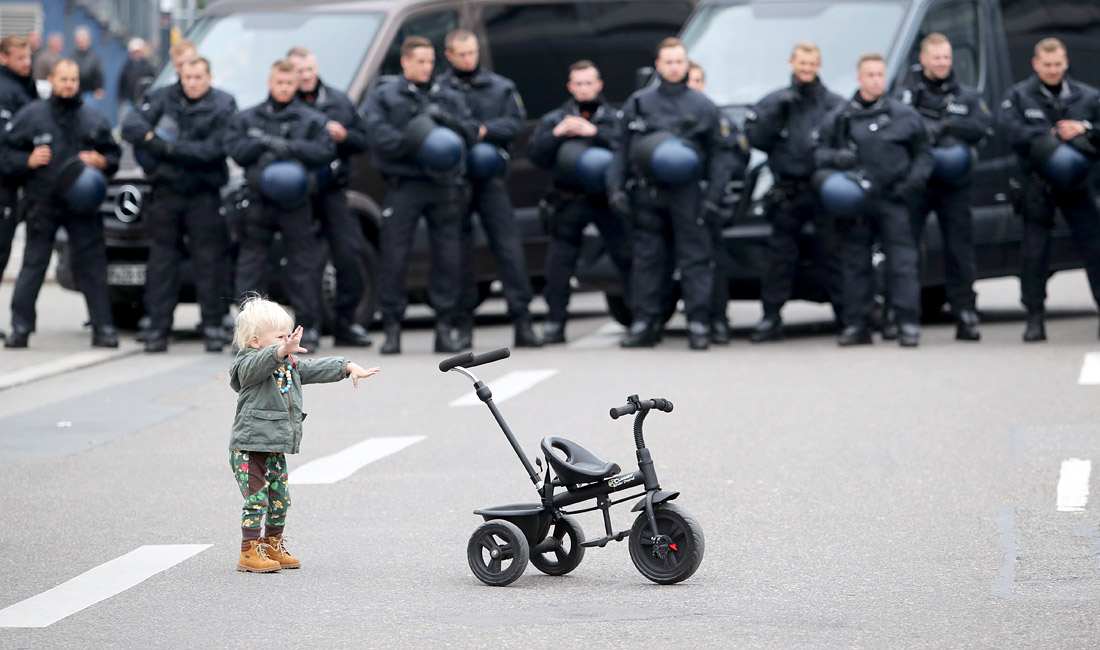 Перекрытая полицией улица в Хемнице во время демонстрации, связанной с убийством гражданина Германии мигрантами