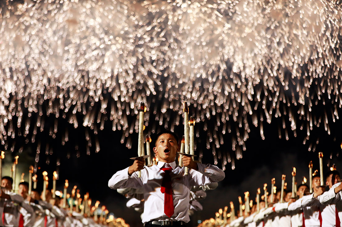 Факельное шествие молодежи на площади имени Ким Ир Сена в Пхеньяне в честь 70-летия образования республики