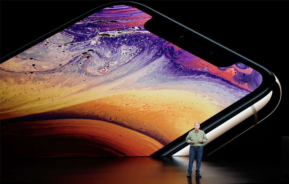 Компания Apple представила смартфоны iPhone Xs и iPhone Xs Max в Театре имени Стива Джобса в Купертино в среду. iPhone Xs оснащен дисплеем с диагональю 5,8 дюймов, а у iPhone Xs Max размер экрана составляет 6,5 дюймов в диагонали - это самый большой дисплей в истории компании. Разрешение экранов устройств - 2436х1125 и 2688х1242 пикселя соответственно. Смартфоны будут выпущены на рынок в трех цветах: серебристый, "серый космос" и золотой.