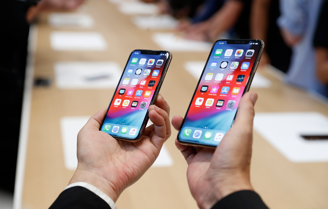 Смартфоны по-прежнему оснащены функцией FaceID, которая позволяет им распознавать хозяина по лицу и автоматически разблокировать экран. Экраны iPhone Xs и iPhone Xs Max устойчивы к внешнему воздействию, устройства поддерживают стандарт защиты от воды и пыли IP68 и могут пережить даже падение в морскую воду. В новые смартфоны встроены шестиядерные процессоры Apple A12 Bionic, созданные по 7-нанометровой технологии. Устройства будут доступны в вариантах с 64, 256 и 512 Гб памяти.