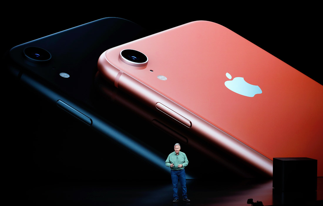 Apple также представила смартфон iPhone Xr с жидкокристаллическим дисплеем 6,1 дюймов в диагонали. Модель будет доступна в шести цветах: помимо черного и белого, будут также желтый, красный, синий и коралловый. iPhone Xr оснащен таким же процессором Apple A12 Bionic, что и iPhone Xs. Однако, в отличие от последнего, он не будет поддерживать 3D Touch.