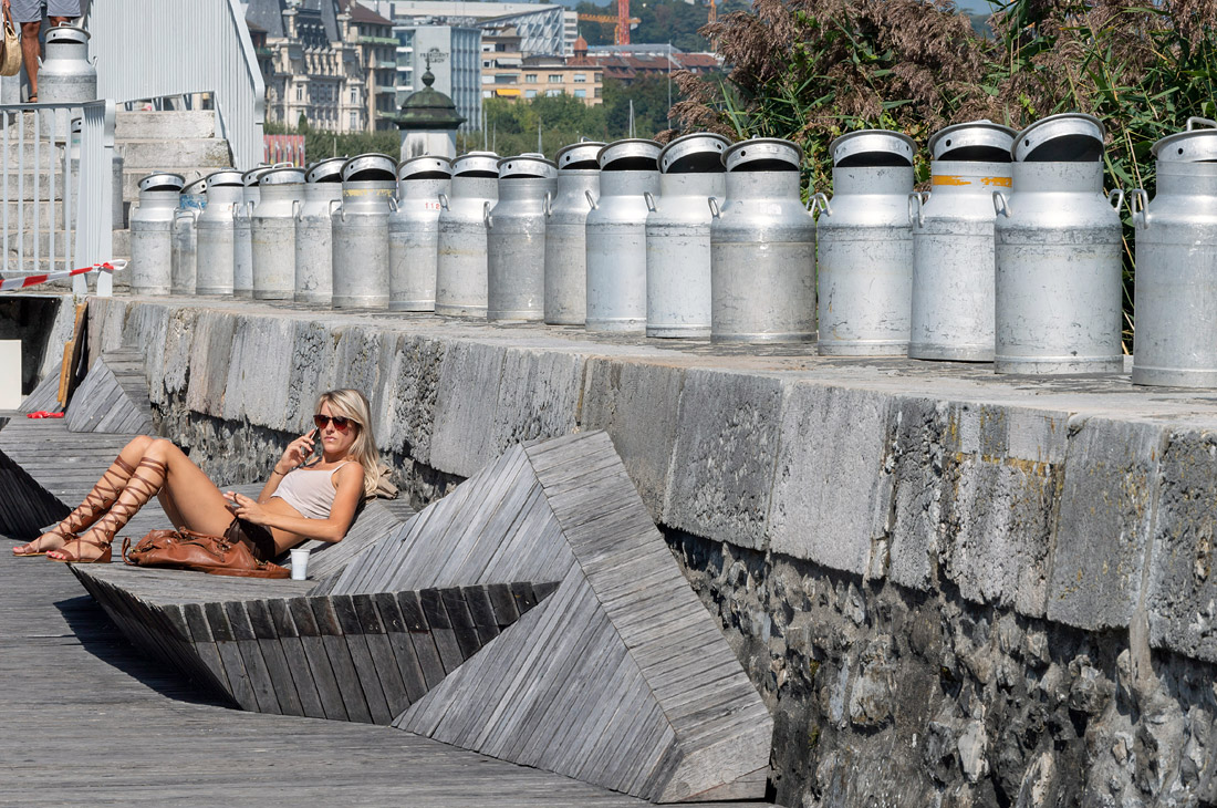 Инсталляция из молочных бидонов перед фонтаном Же-До на Женевском озере