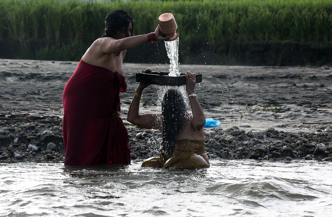 Омовение в реке Манхара во время празднования Риши Панчами в Катманду. Непал