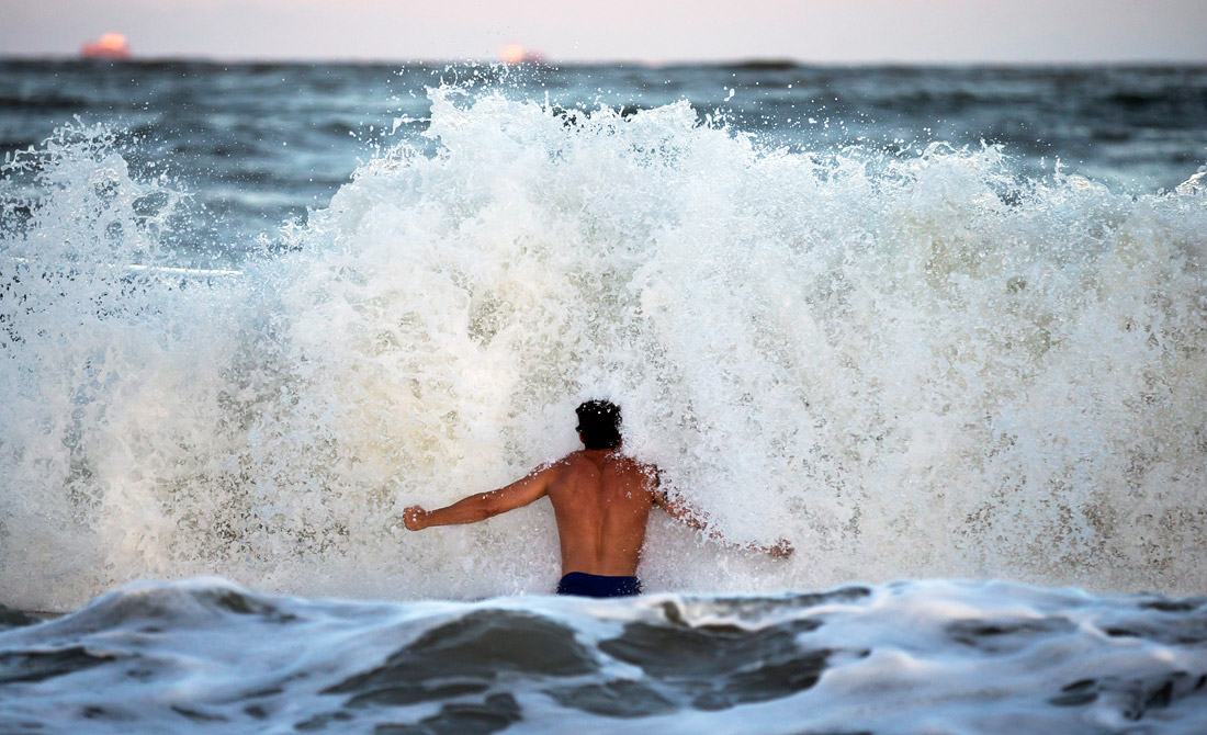 Приближение урагана "Флоренс" к восточному побережью США
