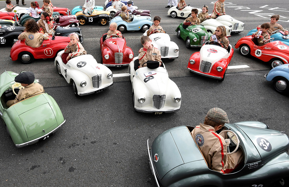 Детская автомобильная гонка в рамках ретро-фестиваля Goodwood Revival на юге Великобритании