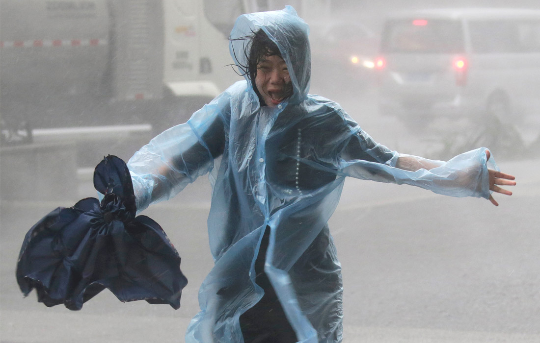 Во время бушующего тайфуна в китайском Шэньчжэне