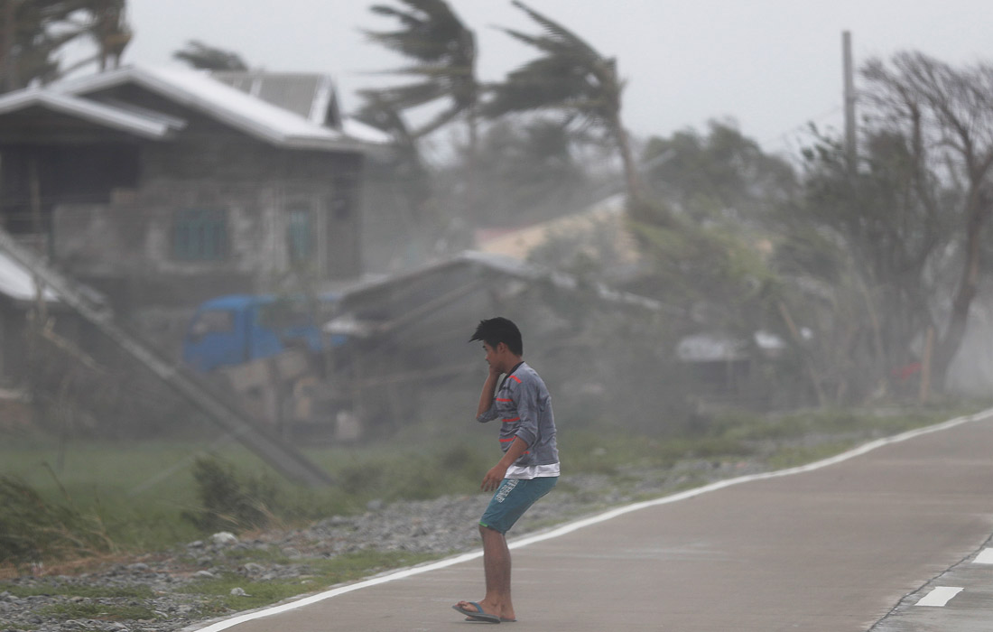 Ураганный ветер в городе Баггао на северо-востоке Филиппин