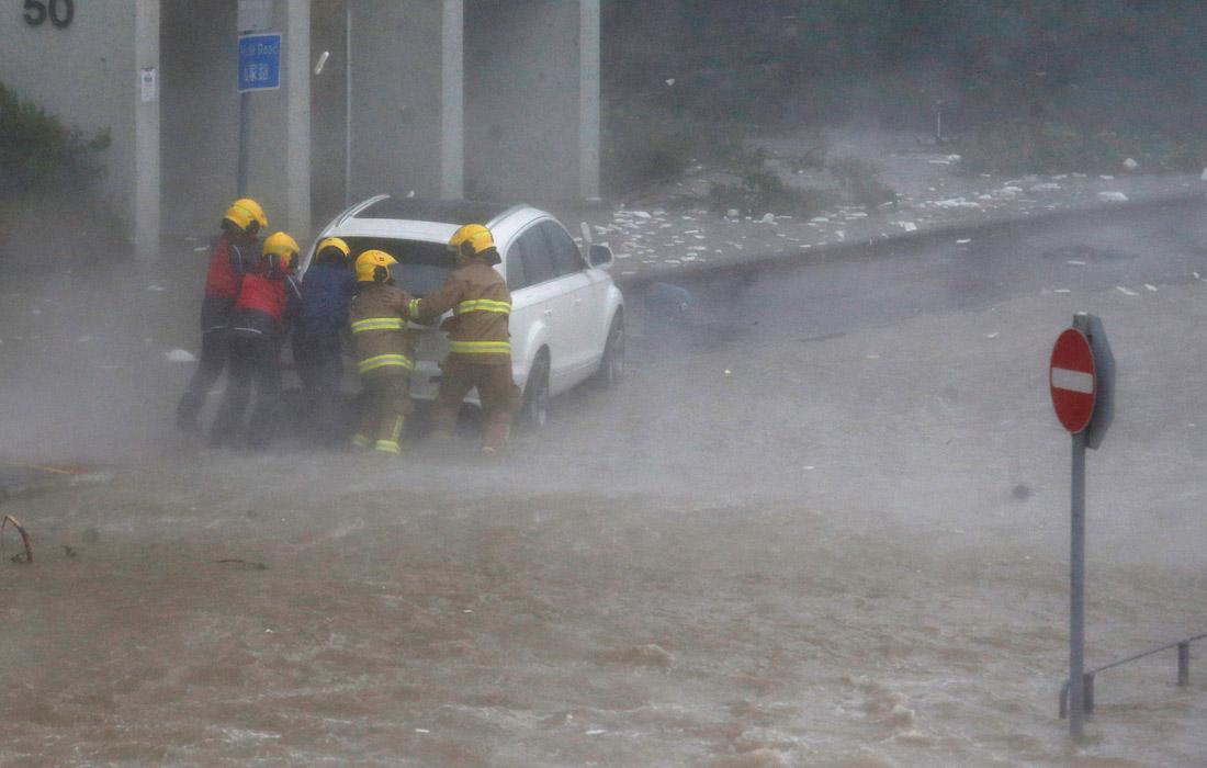 Затопленная улица в Гонконге