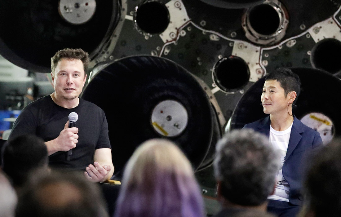 Американский предприниматель Илон Маск представил первого космического туриста, которого SpaceX отправит в полет вокруг Луны. Им стал японский миллиардер, коллекционер искусства Юсаку Маэдзава. Полет назначен на 2023 год. Корабль с туристом полетит в космос на тяжелой ракете BFR (Big Falcon Rocket). Во время экспедиции, которая продлится неделю, ракета приблизится к Луне на расстояние 125 миль (201 километр), после чего вернется на Землю. Кроме Маэдзавы, в полете будут участвовать восемь деятелей искусства.