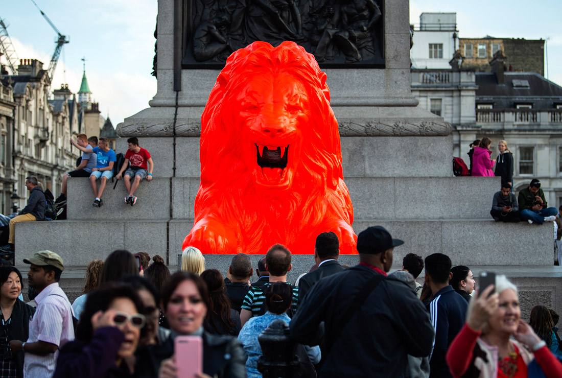 Интерактивная скульптура красного льва британского художника Эсмеральды Девлин появилась на Трафальгарской площади в рамках лондонского фестиваля дизайна