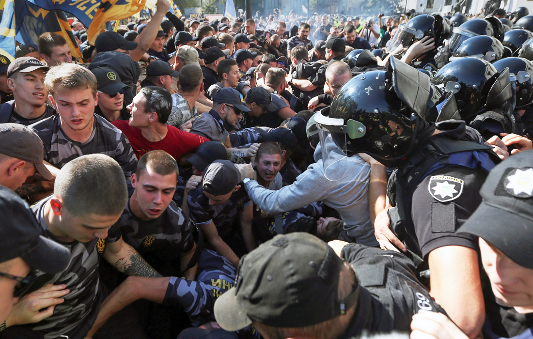 У здания Верховной Рады в центре Киева прошла акция в поддержку участников операции в Донбассе - иностранных граждан. Протестующие требовали от парламента принять законопроект, предусматривающий упрощенную процедуру получения украинского гражданства для участников операции - иностранцев, мораторий на их выдачу иностранным государствам (в частности России) и миграционную амнистию.