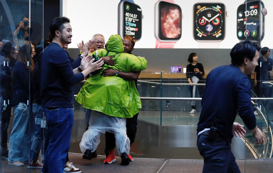 Работники магазина в Токио приветствуют первых покупателей нового iPhone XS