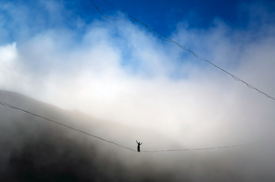 Соревнования по слэклайну на вершине пика Молезон в швейцарских Альпах