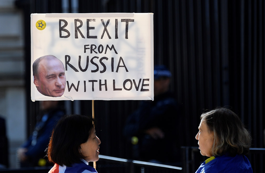Демонстрация против Brexit на Даунинг-стрит в Лондоне
