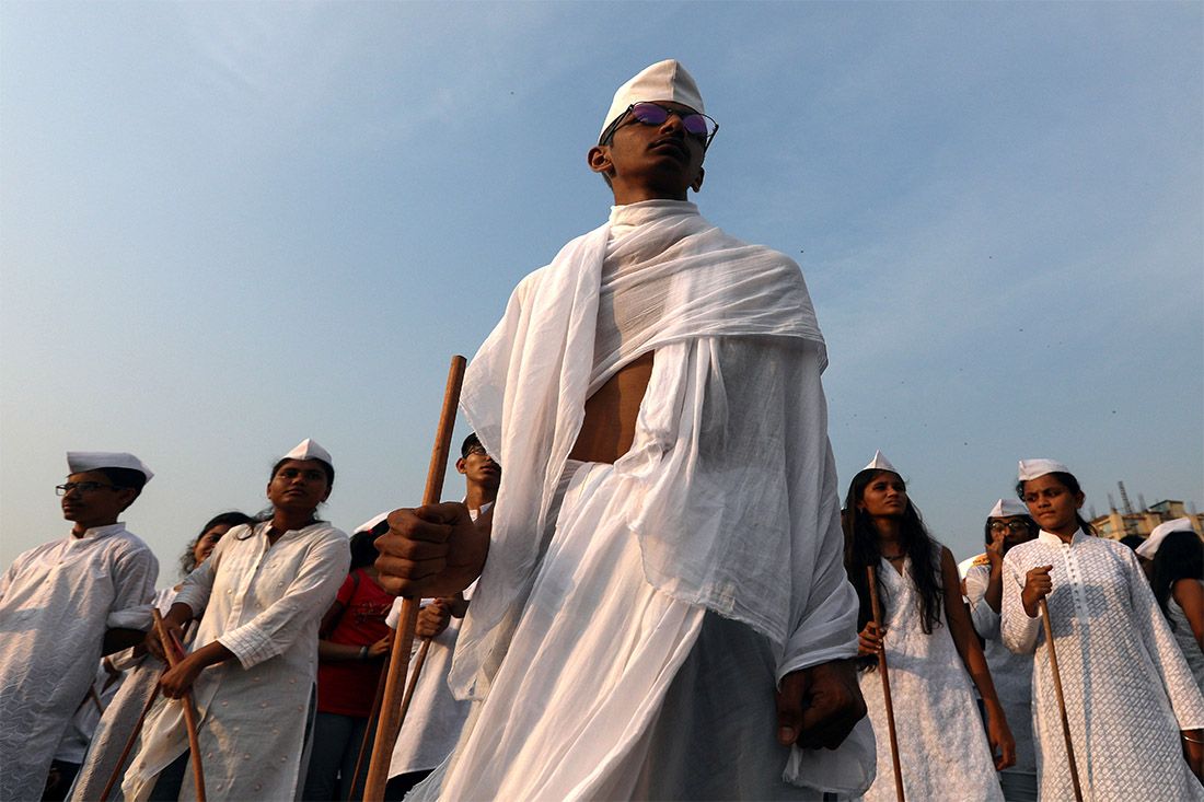 Индийские студенты в годовщину рождения Махатмы Ганди прошли маршем в его честь по улицам Мумбаи