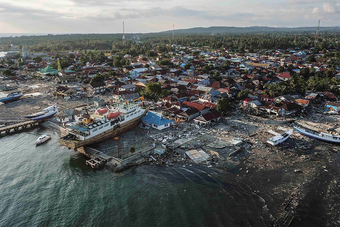 Новое землетрясение произошло в Индонезии. Накануне на индонезийский город Палу после землетрясения магнитудой 7,7 обрушилось цунами. Жертвами стихии стали сотни человек.
