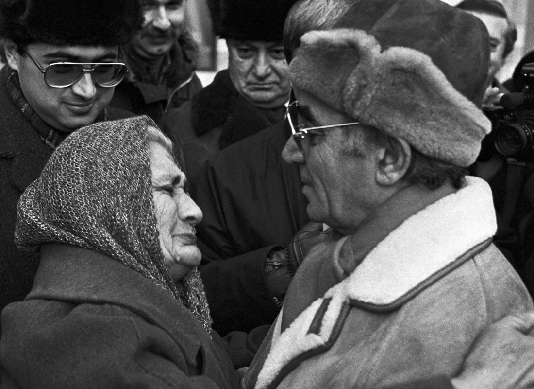 Шарль Азнавур во время одной из встреч на армянской земле. Ереван, 1989 год.