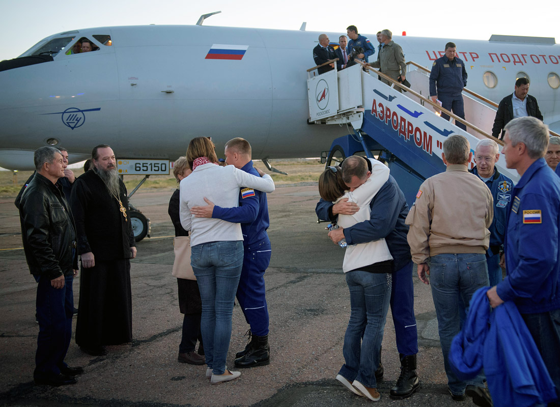 Члены основного экипажа МКС-57/58 космонавт Роскосмоса Алексей Овчинин и астронавт НАСА Ник Хейг во время встречи с родственниками в аэропорту Байконура. Во время запуска ракеты-носителя "Союз-ФГ" с кораблем "Союз МС-10" с космодрома произошла нештатная ситуация, экипаж пилотируемого корабля совершил аварийную посадку в степи Казахстана.