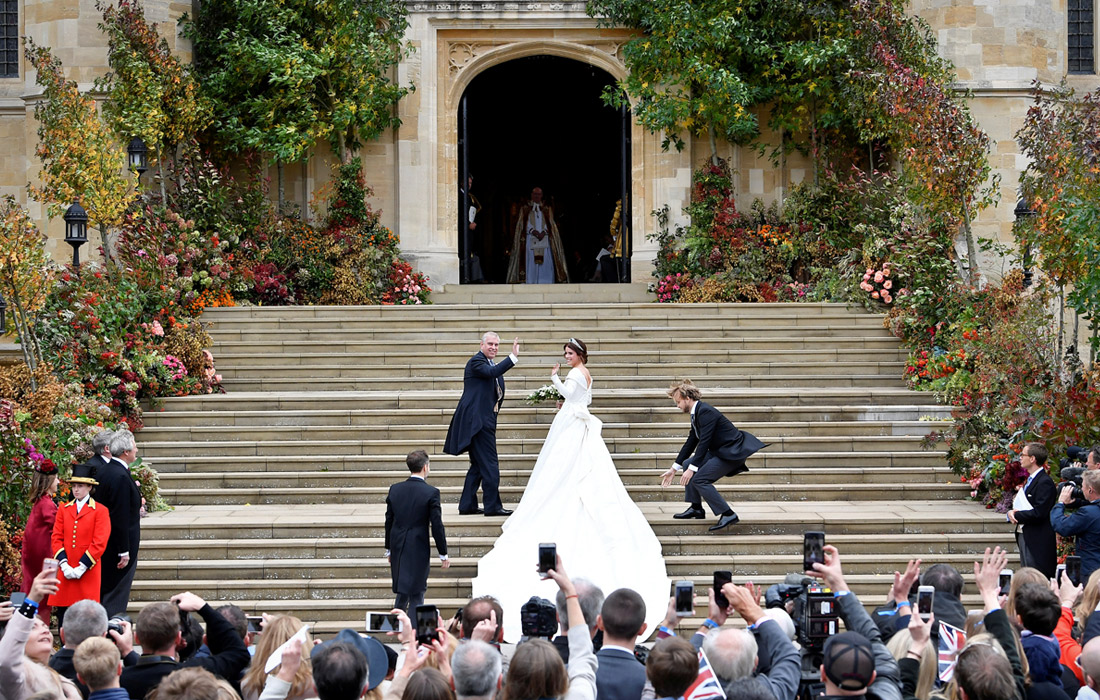 В Великобритании принцесса Евгения Йоркская, внучка королевы Елизаветы II, вышла замуж за своего избранника Джека Бруксбэнка. Свадебная церемония прошла в часовне святого Георгия в Виндзорском замке. Платье принцессы Евгении создали лондонские дизайнеры Кристофер де Вос и Питер Пилотто. Церемония оказалась дороже первой королевской свадьбы этого года - принца Гарри и Меган Маркл: расходы на сегодняшнее мероприятие превысили 2,7 млн фунтов стерлингов (почти $3,6 млн).