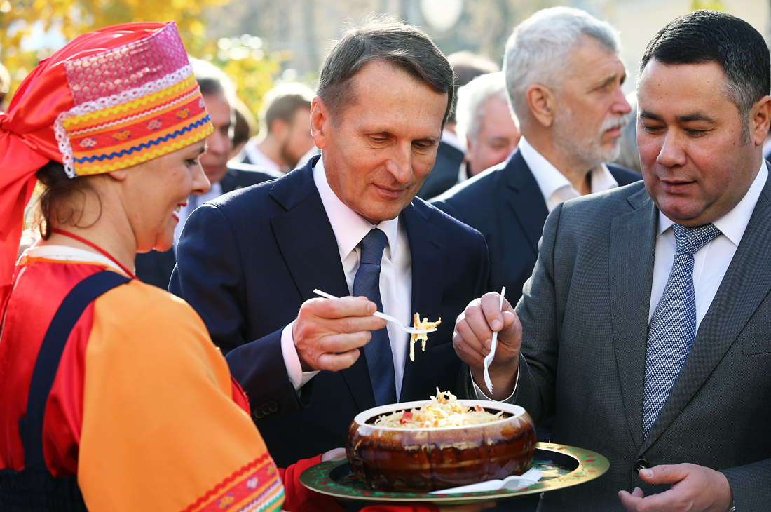 Председатель Российского исторического общества Сергей Нарышкин и губернатор Тверской области Игорь Руденя (слева направо) во время посещения ярмарки народных промыслов в День крестьянства