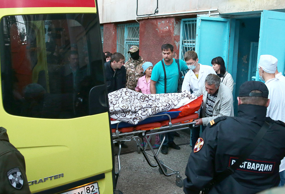 Эвакуация пострадавших при нападении на политехнический колледж в Керчи