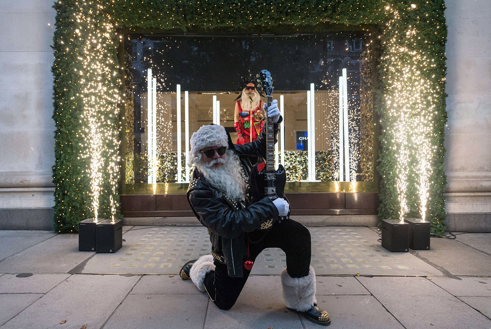 Лондонский универмаг Selfridges на Оксфорд-стрит первым в мире представил рождественское оформление витрин