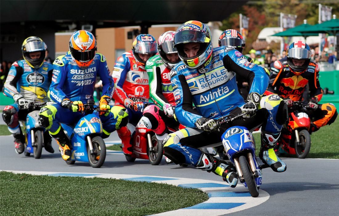 Гонщики MotoGP провели заезд на детских электробайках в рамках Гран-при Японии