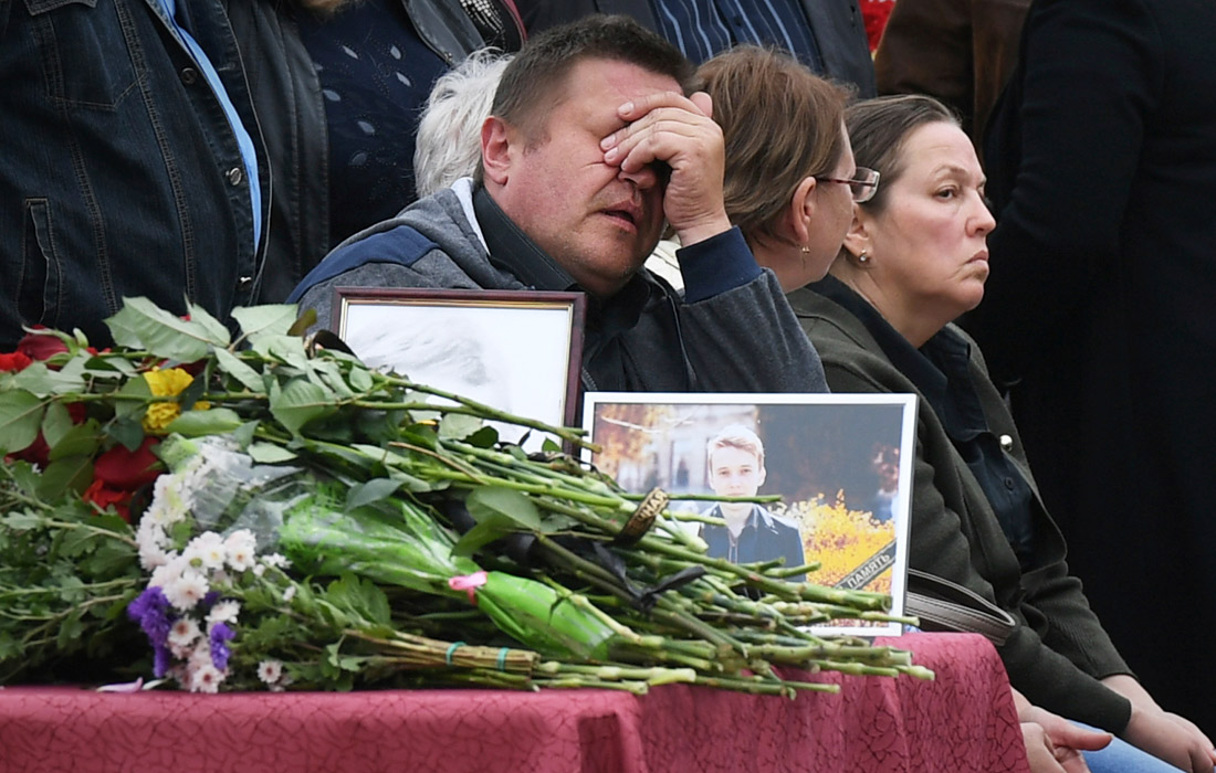Жители Крыма простились с жертвами керченской трагедии в политехническом колледже. Церемония прощания с погибшими проходила на главной площади Керчи. 17 октября 18-летний Росляков устроил взрыв и открыл стрельбу из ружья в политехе, после чего покончил с собой. Погиб 21 человек, включая самого стрелка. В больницах Крыма, Краснодарского края и Москвы находятся 43 пострадавших.