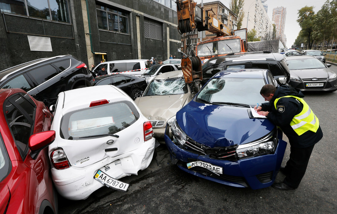 В центре Киева на бульваре Леси Украинки автокран с отказавшими тормозами протаранил около 20 автомобилей. Травмы в ДТП получили несколько человек.