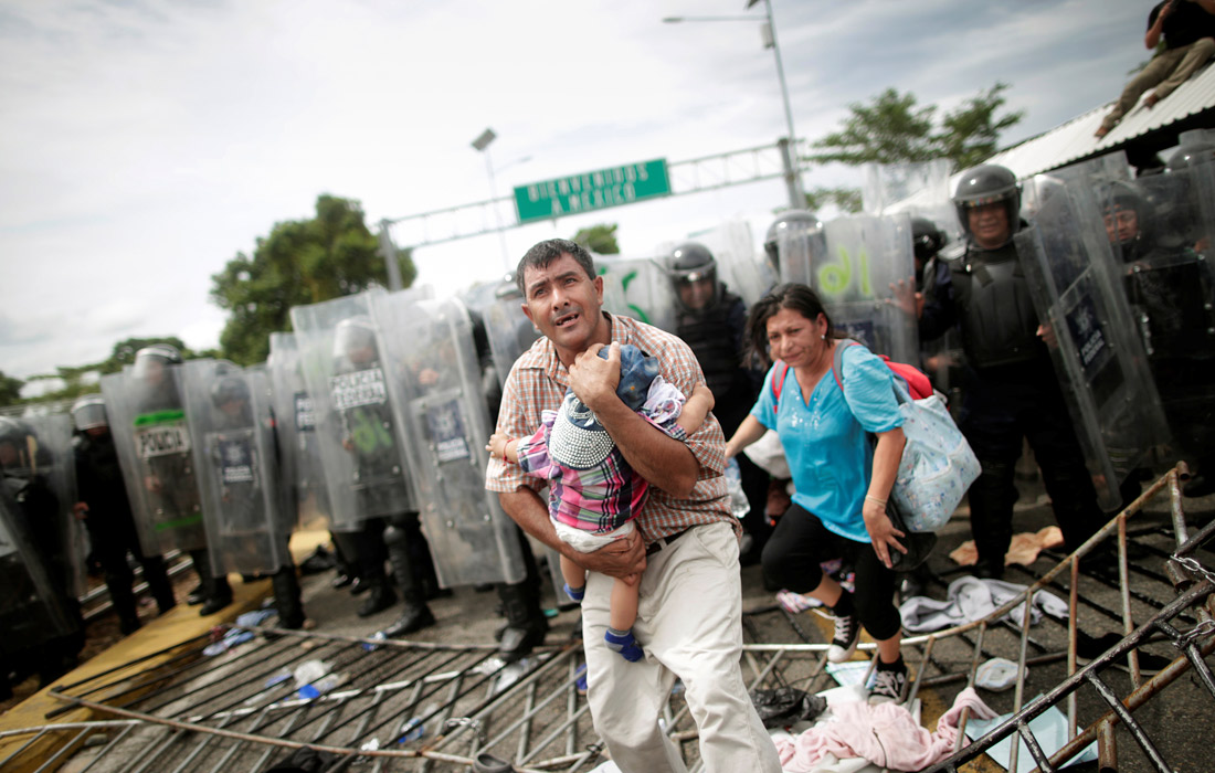 Мексика отправила сотни полицейских к своей границе, после того как Трамп пригрозил направить военных для полного закрытия границы со страной