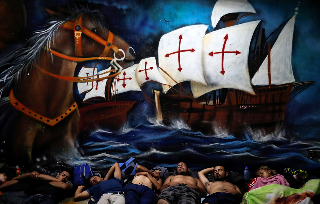 Мигранты из Гондураса отдыхают на площади города Текун-Уман у границы Гватемалы и Мексики, ожидая появления новых участников каравана. Президент США Дональд Трамп пригрозил, что может направить войска для ужесточения контроля на американско-мексиканской границе.