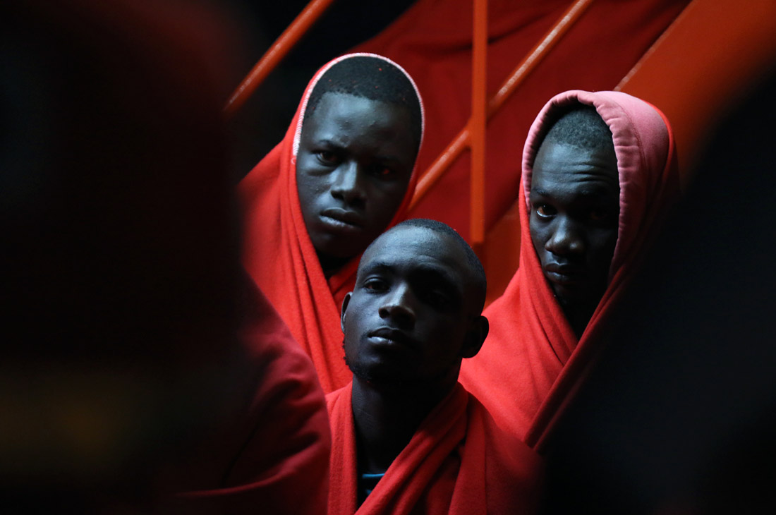 Мигранты, спасенные береговой охраной Испании в порту Малаги