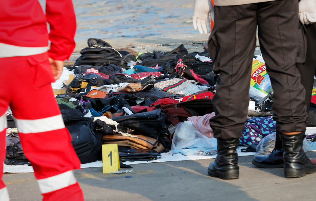 Поисковая операция продолжается на месте крушения авиалайнера Lion Air у западного побережья острова Ява. Спасатели объявили погибшими всех пассажиров и членов экипажа самолета. На борту находились 189 человек, включая троих детей.