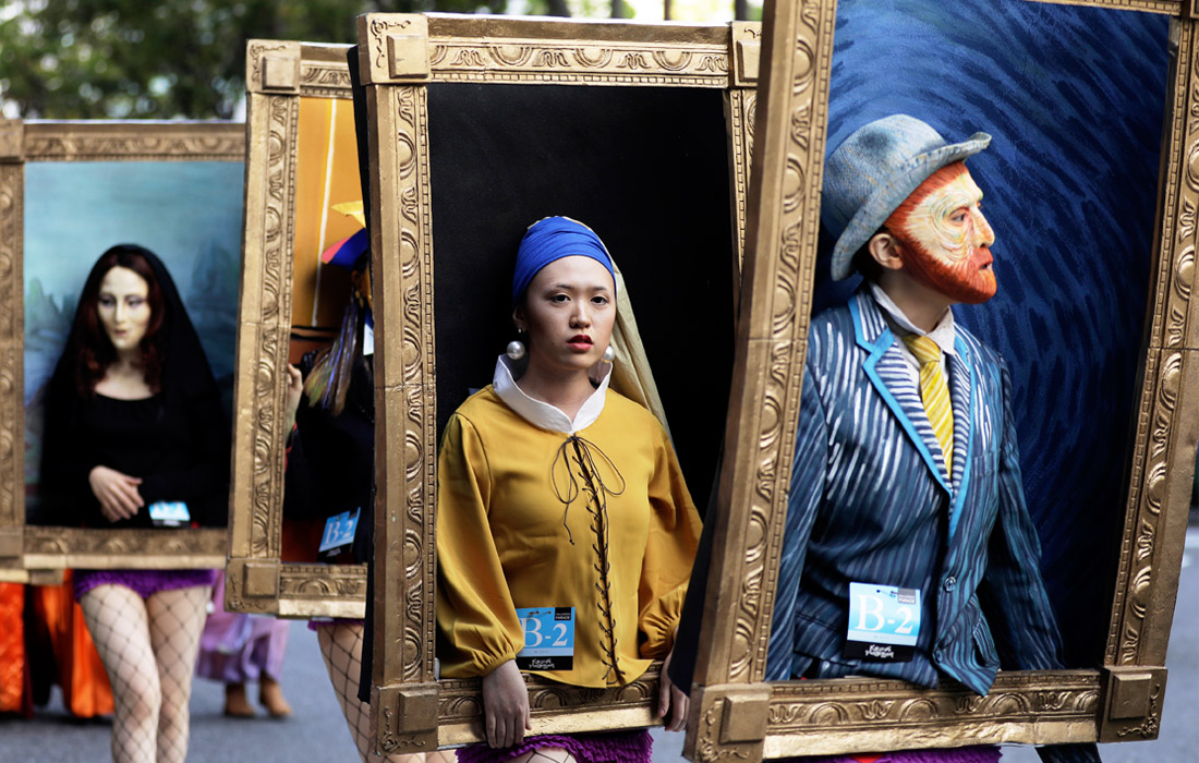 В последнее воскресенье октября в Кавасаки прошел знаменитый парад по случаю Хэллоуина. Помимо участников акции, загримированных и одетых в костюмы ведьм, монашек и зомби, по улицам японского города прогулялись ожившие полотна известных художников.