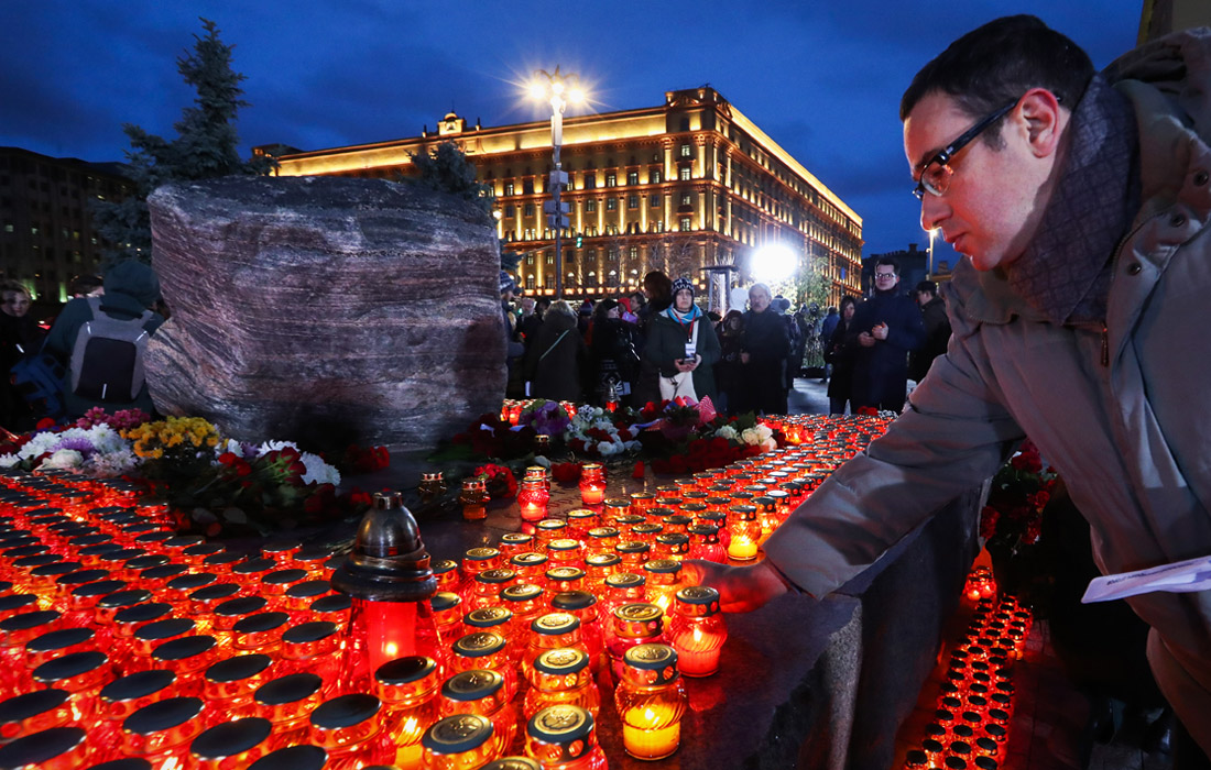 В Москве у Соловецкого камня на Лубянской площади прошла акция "Возвращение имен", посвященная памяти жертв политических репрессий