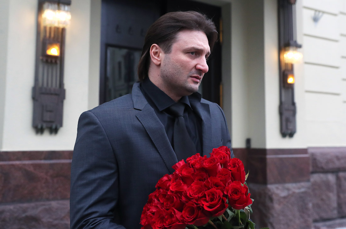 Директор Большого Московского государственного цирка Эдгард Запашный у театра "Ленком"