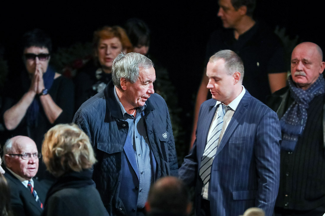 Президент Федерации тенниса России, член МОК Шамиль Тарпищев и сын Николая Караченцова Андрей (слева направо на первом плане)