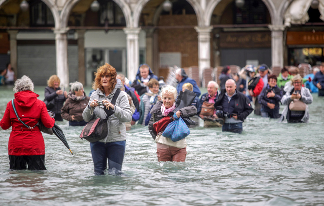 Почти 75% территории Венеции ушло под воду из-за проливных дождей и сильного ветра. Уровень воды достиг 156 см над уровнем моря. Местные жители и многочисленные туристы вынуждены передвигаться по городу в резиновых сапогах или по специальным деревянным настилам. Это наводнение стало одним из самых сильных в истории Венеции.