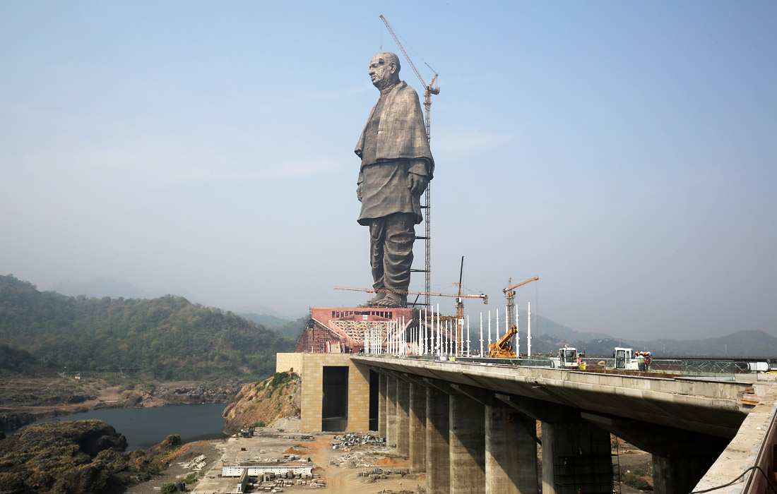 Монумент расположен напротив плотины Нармада на речном острове под названием Садху Бет. Памятник вместе с его окрестностями занимает более 20 000 квадратных метров и окружен искусственным озером площадью 12 кв. км.