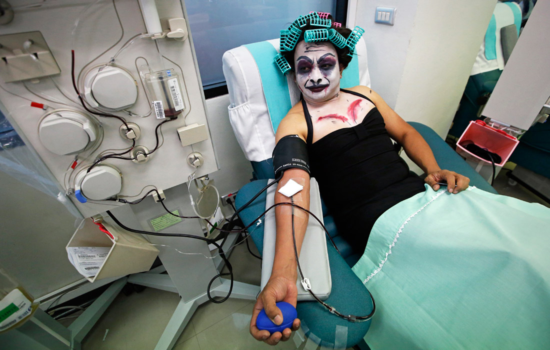 В Бангкоке донор сдает кровь в праздничном образе