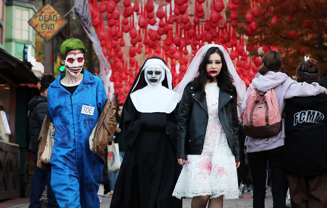Празднующие Хэллоуин жители города Йонъин, Южная Корея. 