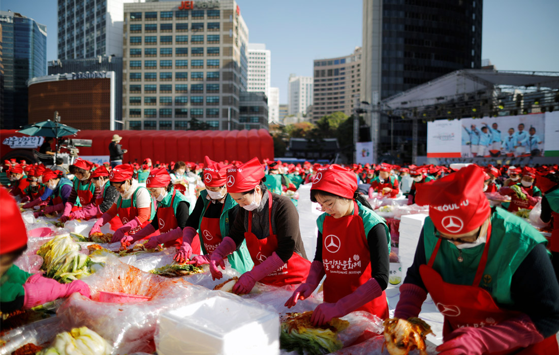 На ежегодном гастрономическом фестивале в Сеуле волонтеры приготовили более 100 тонн кимчи для нуждающихся