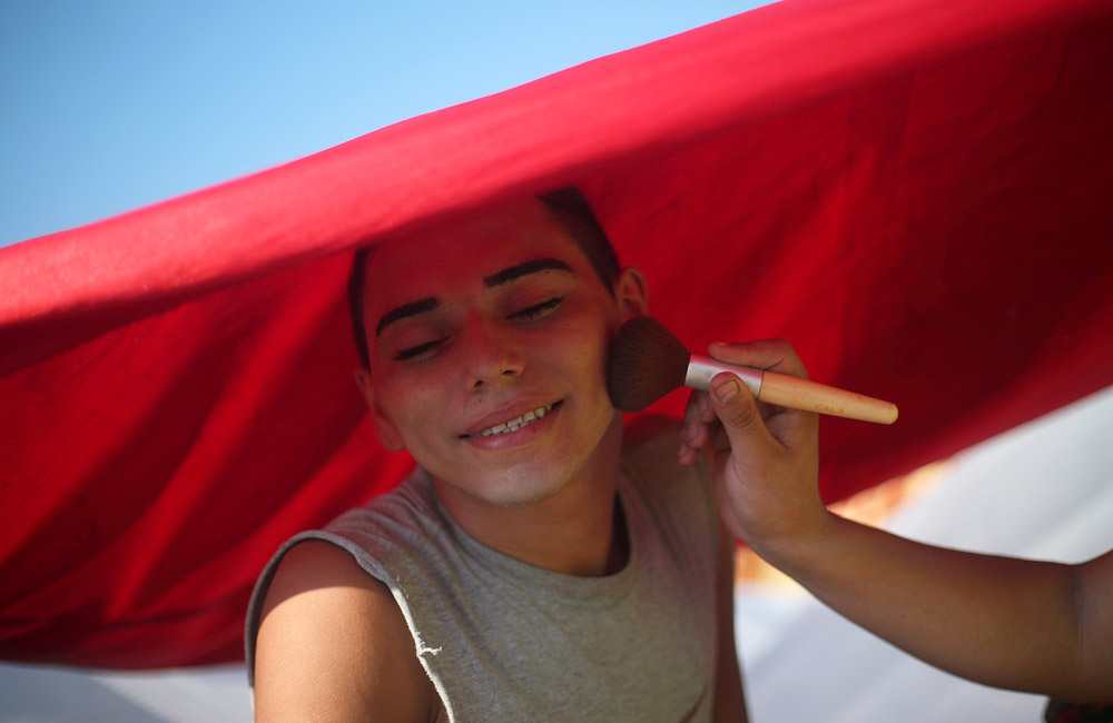 Мигрант-трансгендер в импровизированном лагере в Джучитане. Мексика.