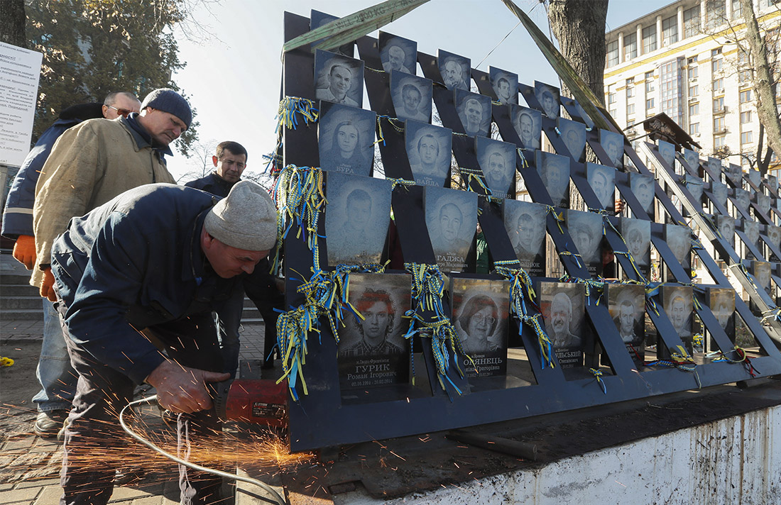 В Киеве ради следственного эксперимента демонтировали памятник героям "Небесной сотни"