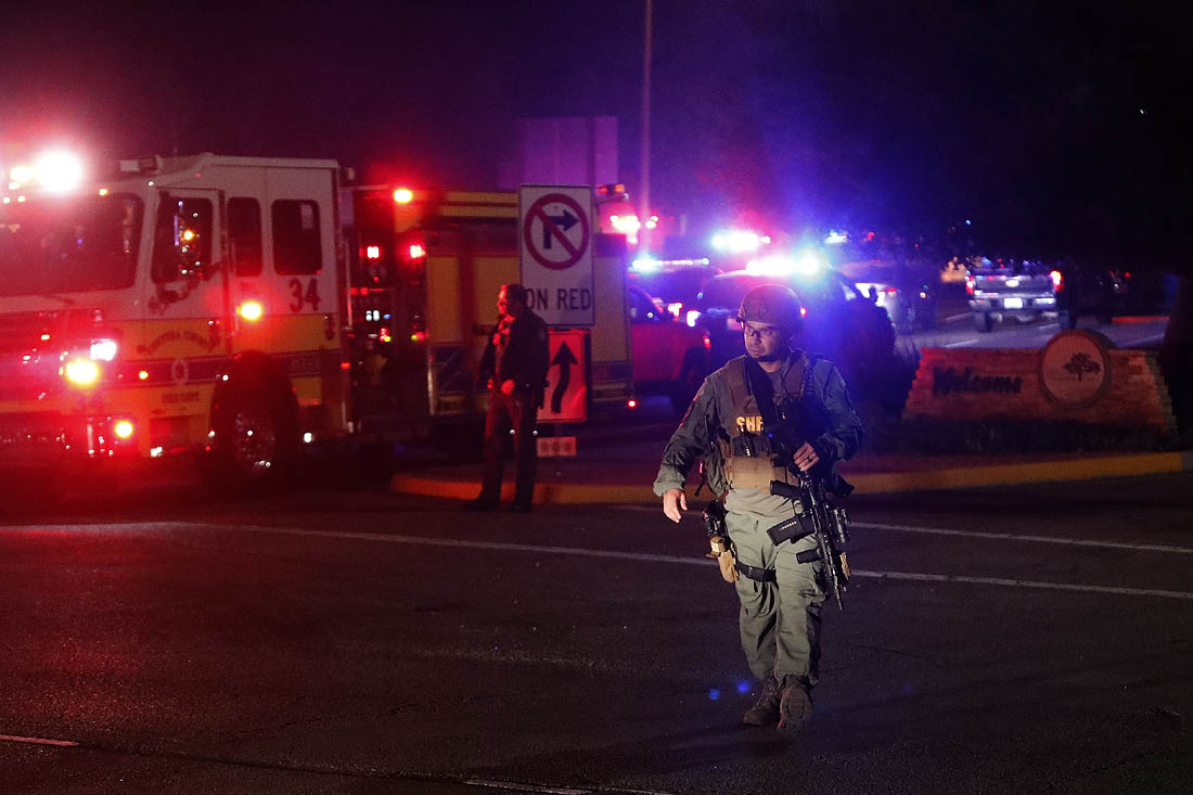 Инцидент произошел в баре Borderline Bar & Grill, где, по данным правоохранительных органов, вечером на момент стрельбы находилось несколько сотен человек. Там проходила вечеринка студентов.