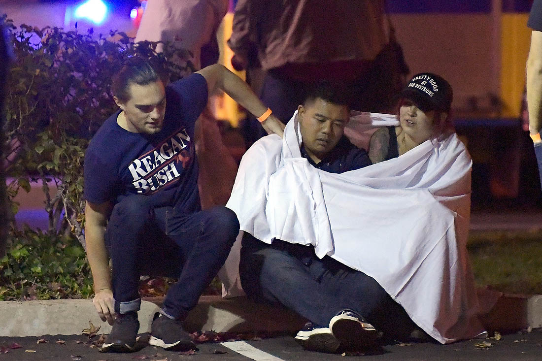 По словам очевидцев, одетый в черное мужчина, чье лицо было частично закрыто, выстрелил в человека, стоявшего у двери, а затем открыл огонь по посетителям бара.