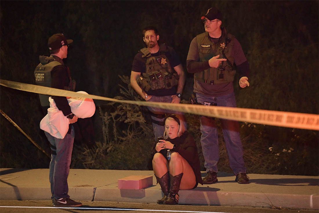 На момент прибытия правоохранительных органов стрельба все еще продолжалась. Всего нападавший выстрелил около 30 раз.