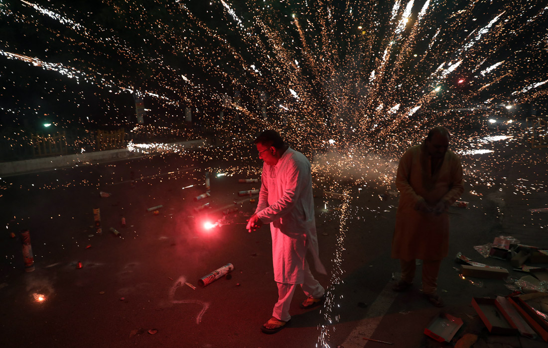 В Индии проводится фестиваль Дивали (один из главных индийских и индуистских праздников, символизирующий победу добра над злом), который традиционно сопровождается многочисленными запусками салютов и фейерверков